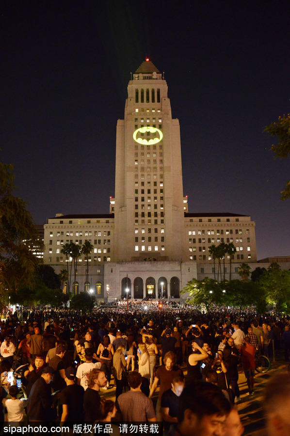 洛杉磯市政廳大樓亮蝙蝠俠信號(hào)燈 悼念“蝙蝠俠”飾演者亞當(dāng)·韋斯特