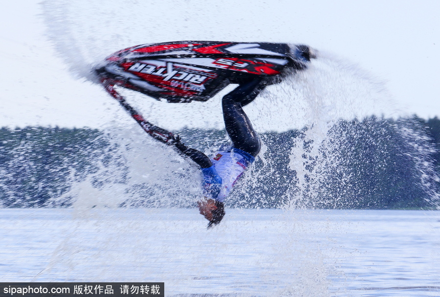 驚險(xiǎn)刺激！俄羅斯水上摩托艇錦標(biāo)賽 眾高手上演水面版速度與激情