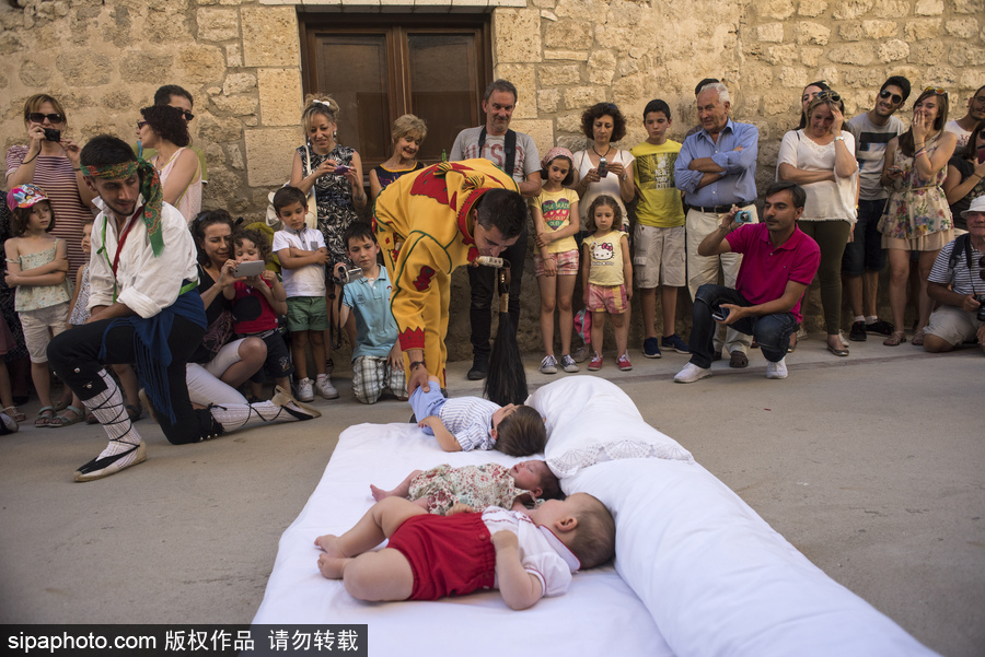 最另類的洗禮 西班牙奇葩節日之跳嬰節