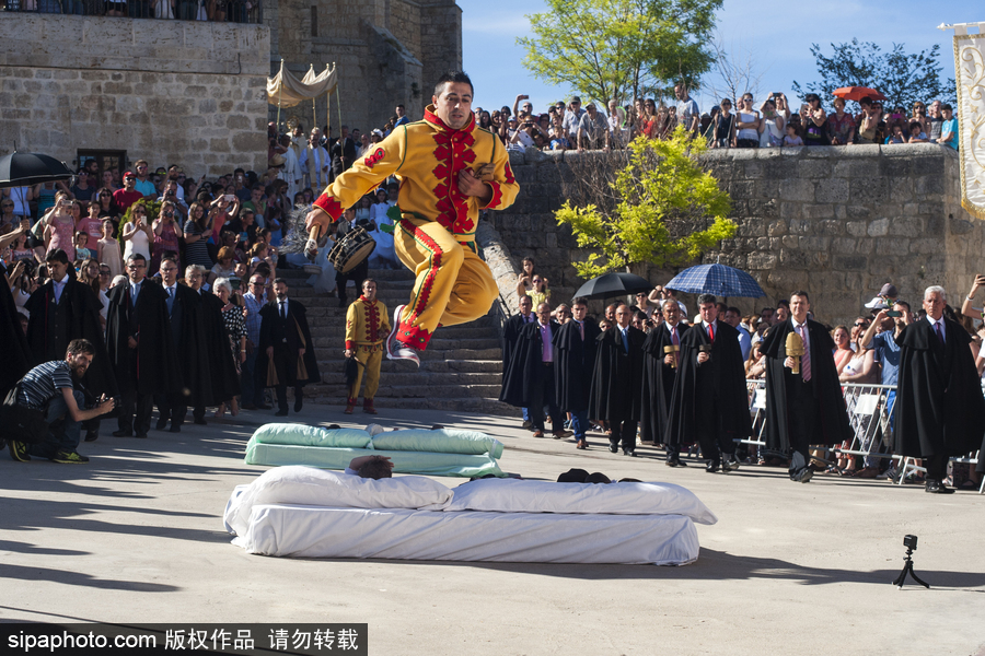 最另類的洗禮 西班牙奇葩節日之跳嬰節