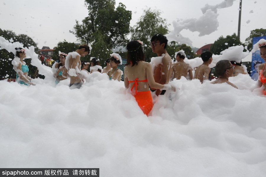 畢業(yè)就結(jié)婚！杭州情侶畢業(yè)生舉行泡沫集體婚禮