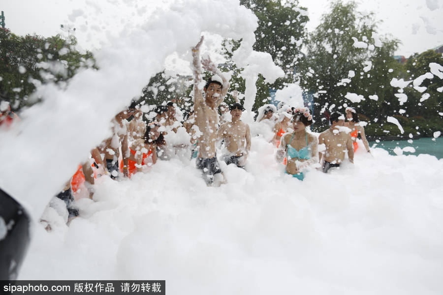 畢業(yè)就結(jié)婚！杭州情侶畢業(yè)生舉行泡沫集體婚禮