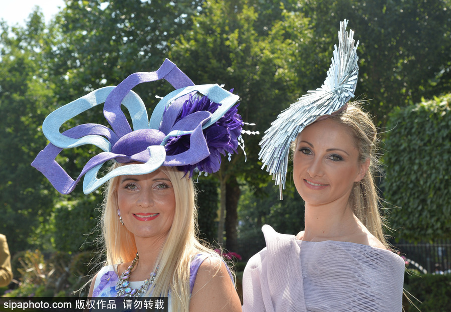 英國(guó)皇家阿斯科特賽馬會(huì)開(kāi)幕 美女云集“貌美如花”