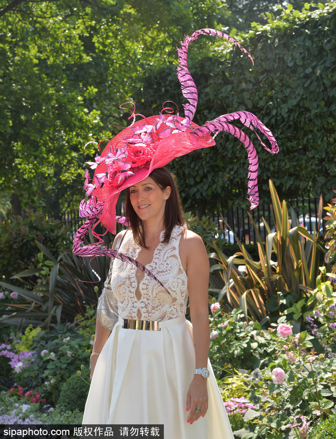 英國(guó)皇家阿斯科特賽馬會(huì)開幕 美女云集“貌美如花”