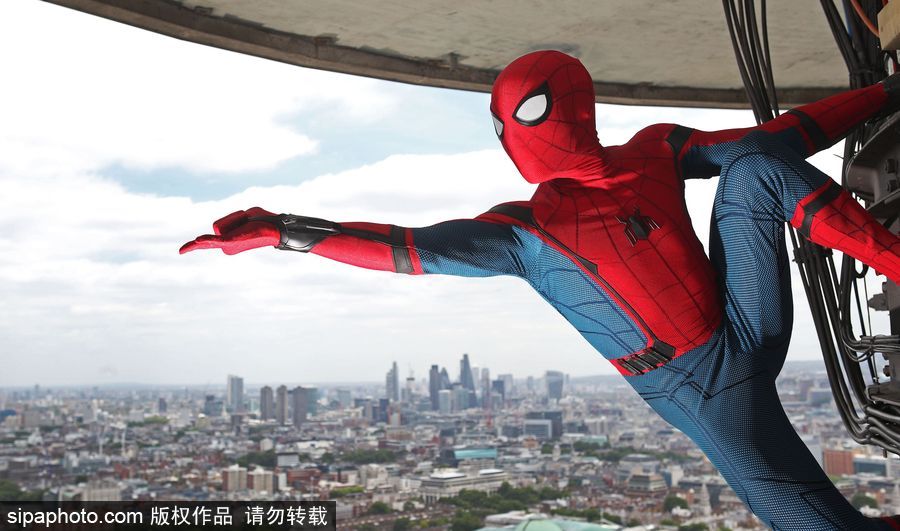 超酷！蜘蛛俠穿梭倫敦街頭小巷仿佛置身電影中