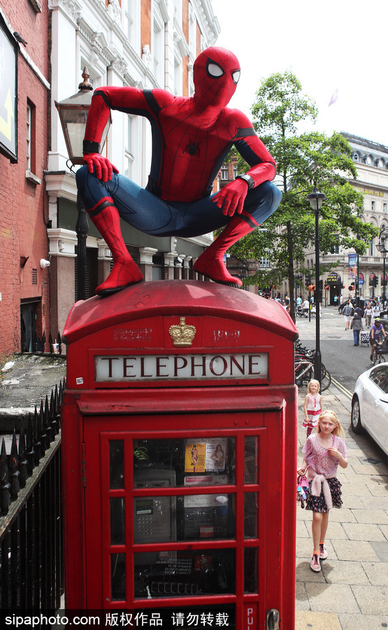 超酷！蜘蛛俠穿梭倫敦街頭小巷仿佛置身電影中