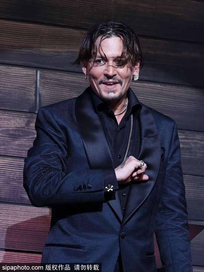 德普日本宣傳《加勒比5》佩戴別針耳環(huán)放浪不羈