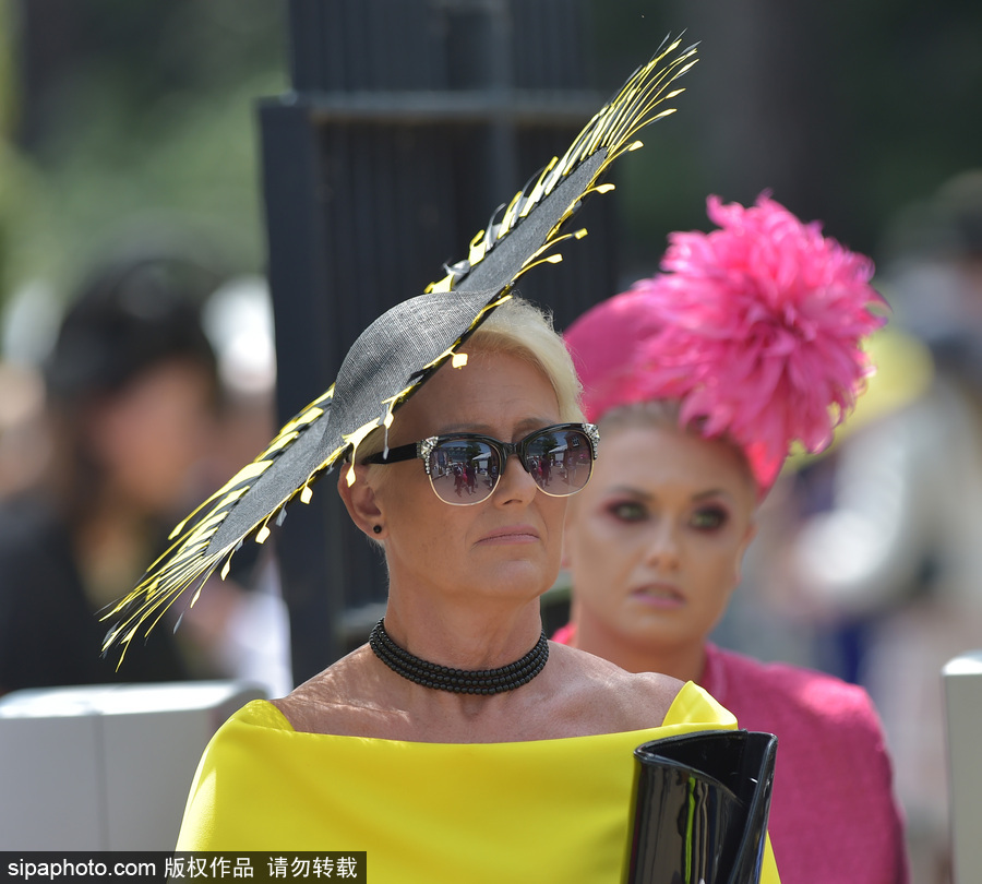 英國(guó)皇家賽馬會(huì)次日集錦 如花美帽吸引眼球