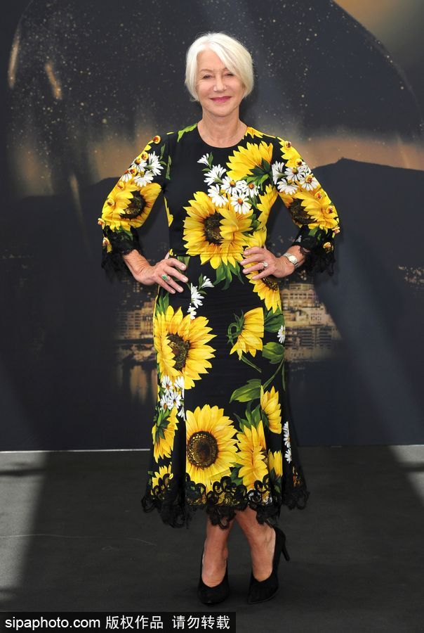 海倫·米倫穿太陽花圖案連身裙優雅有風范