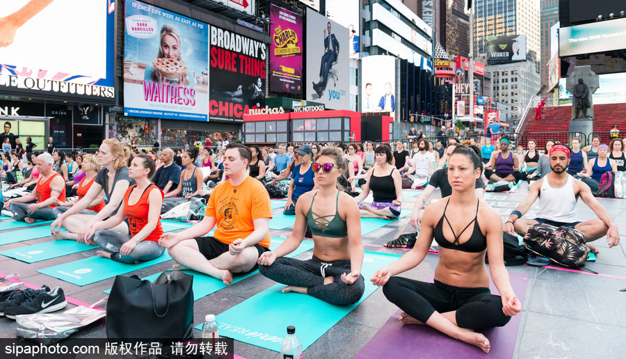 數千人紐約時代廣場做瑜伽 迎接夏天來臨