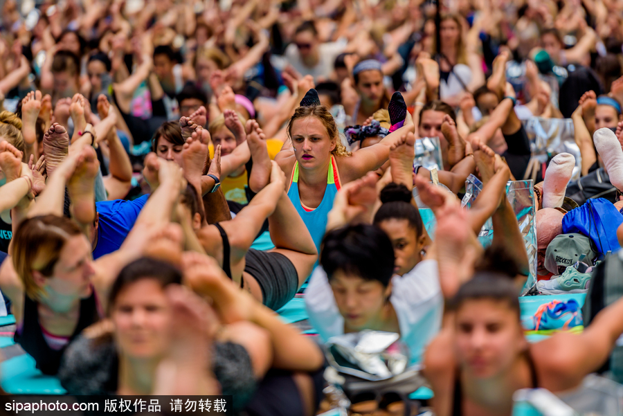 數(shù)千人紐約時(shí)代廣場(chǎng)做瑜伽 迎接夏天來(lái)臨