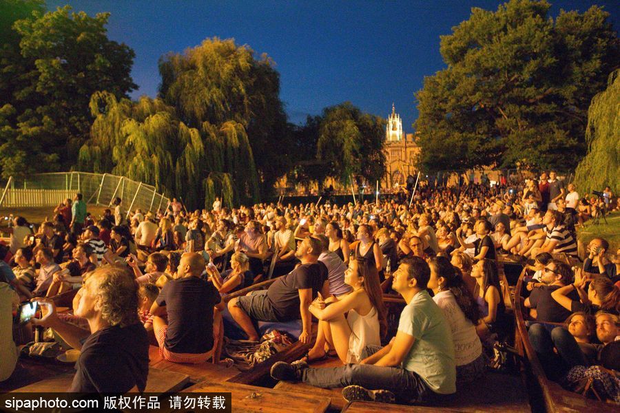 劍橋大學(xué)五月舞會煙火盛宴 璀璨奪目點亮夜空