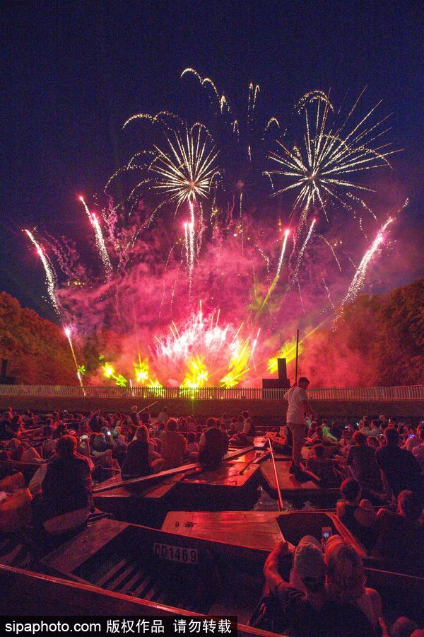 劍橋大學(xué)五月舞會煙火盛宴 璀璨奪目點亮夜空