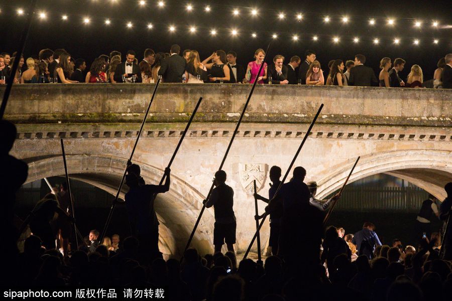 劍橋大學(xué)五月舞會煙火盛宴 璀璨奪目點(diǎn)亮夜空