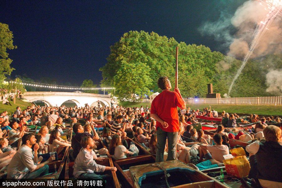 劍橋大學(xué)五月舞會煙火盛宴 璀璨奪目點亮夜空