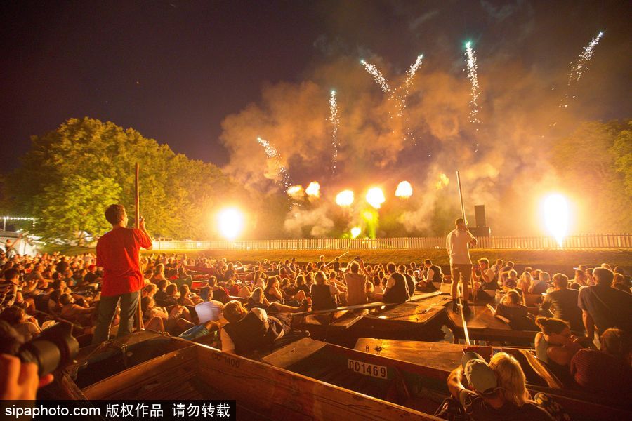 劍橋大學(xué)五月舞會煙火盛宴 璀璨奪目點亮夜空