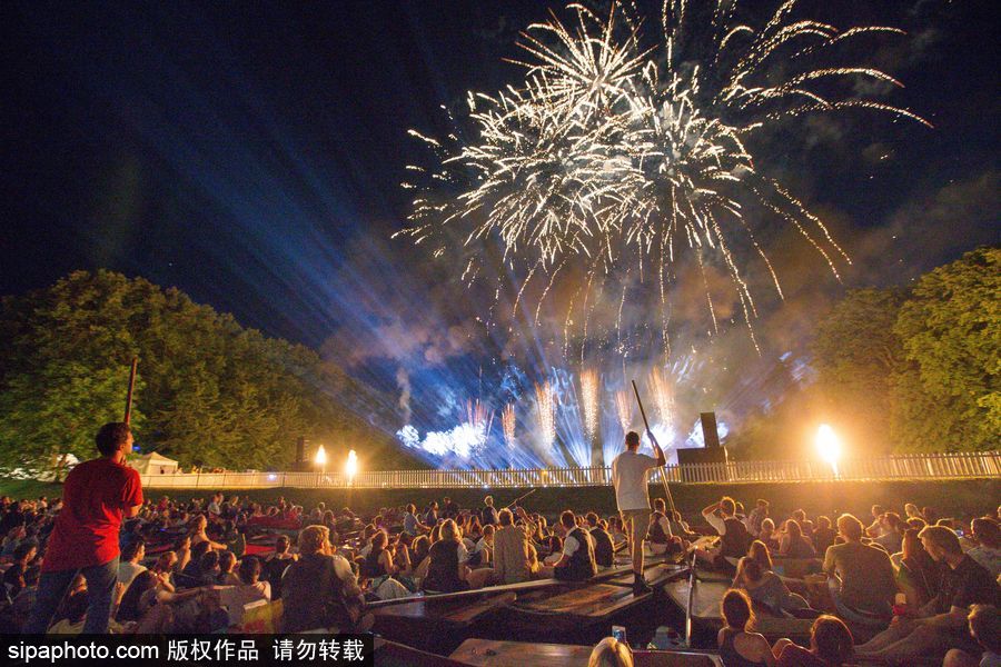 劍橋大學(xué)五月舞會煙火盛宴 璀璨奪目點亮夜空