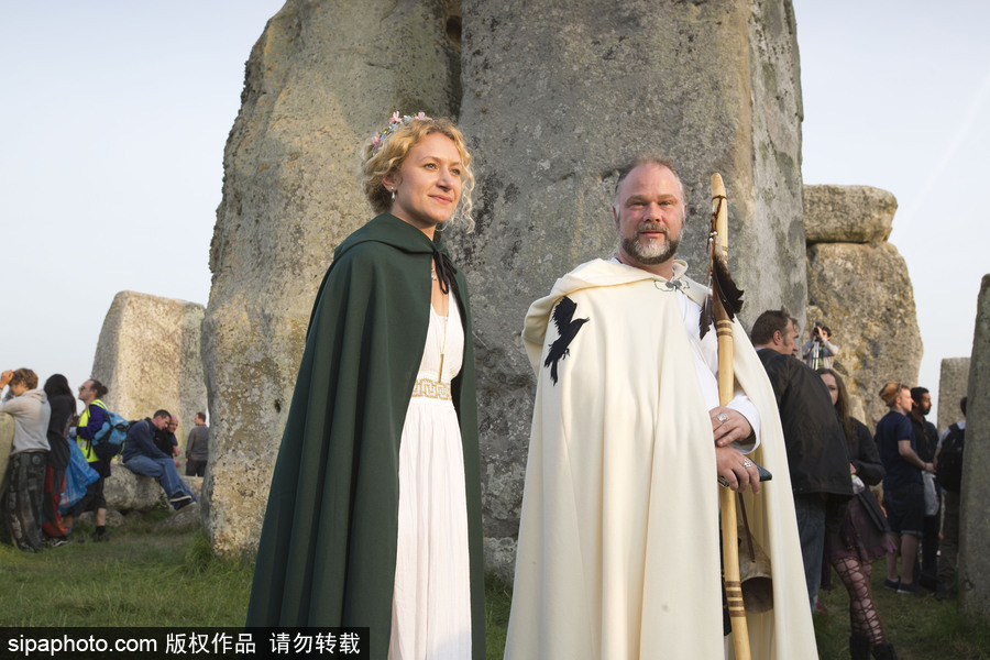 英國民眾聚集史前巨石陣 慶祝夏至日到來