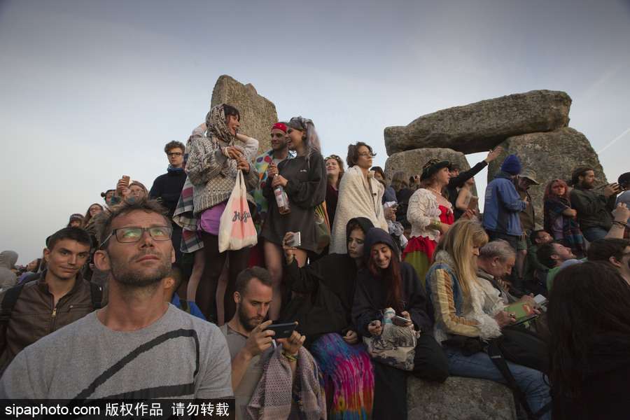 英國(guó)民眾聚集史前巨石陣 慶祝夏至日到來(lái)