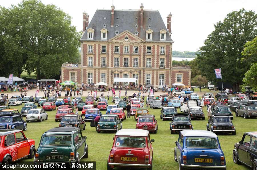 不老的經典 法國舉行迷你車集會充滿懷舊復古氣息