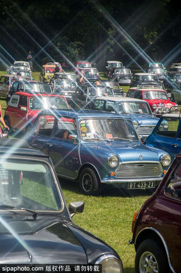 不老的經(jīng)典 法國(guó)舉行迷你車(chē)集會(huì)充滿懷舊復(fù)古氣息