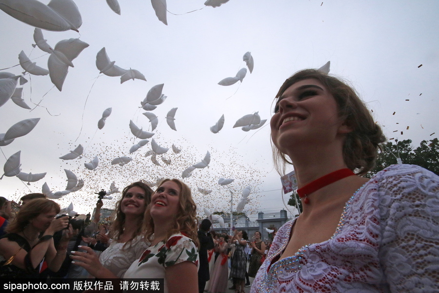 俄羅斯舉行高校畢業舞會 學生盛裝出席不輸模特