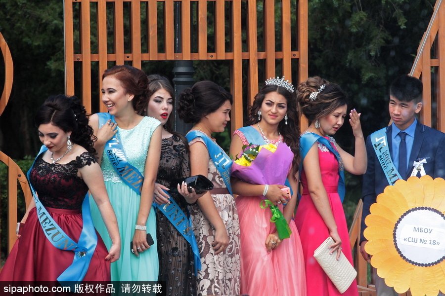 俄羅斯舉行高校畢業舞會 學生盛裝出席不輸模特