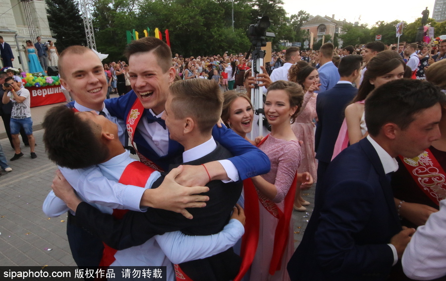 俄羅斯舉行高校畢業舞會 學生盛裝出席不輸模特