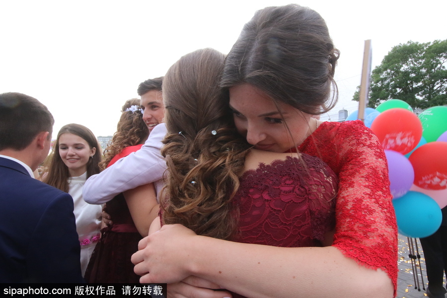 俄羅斯舉行高校畢業舞會 學生盛裝出席不輸模特