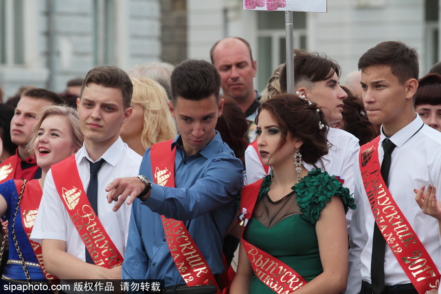 俄羅斯舉行高校畢業(yè)舞會(huì) 學(xué)生盛裝出席不輸模特