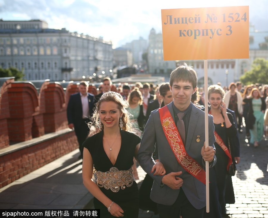 俄羅斯舉行高校畢業舞會 學生盛裝出席不輸模特