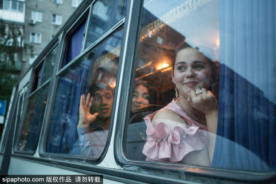 俄羅斯舉行高校畢業舞會 學生盛裝出席不輸模特