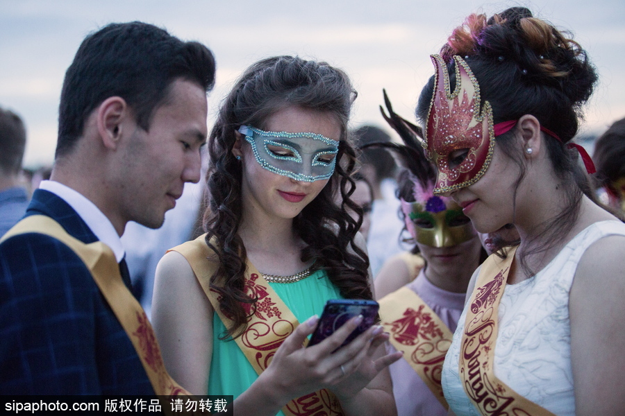 俄羅斯舉行高校畢業(yè)舞會 學(xué)生盛裝出席不輸模特