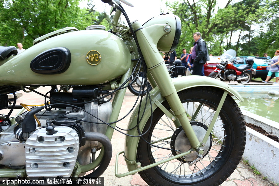 波蘭舉行復(fù)古車展 細數(shù)經(jīng)典老爺車停留的歲月