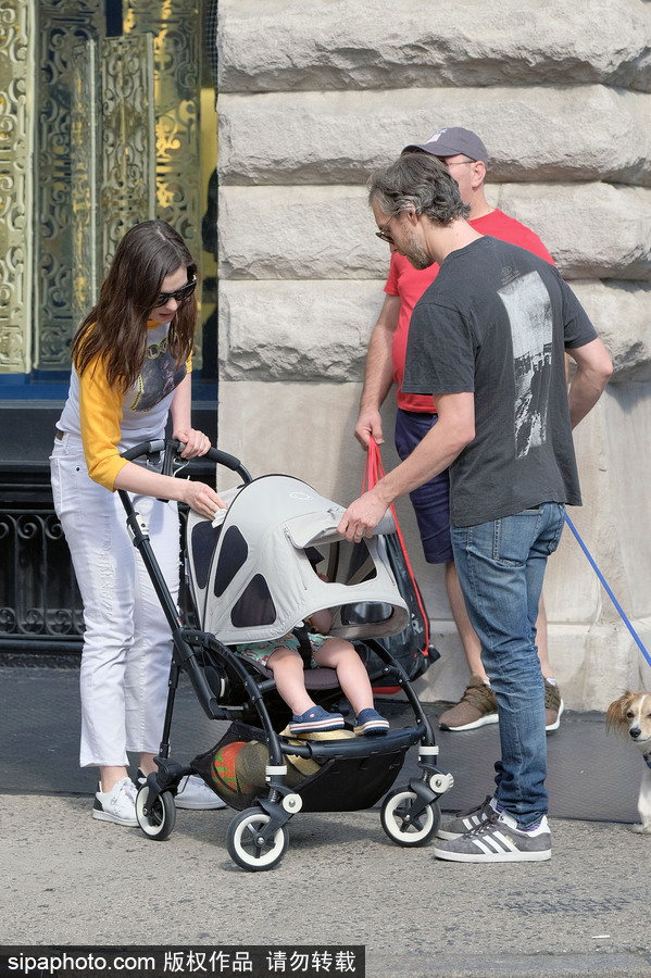 安妮·海瑟薇夫婦手推嬰兒車街頭散步滿滿幸福感