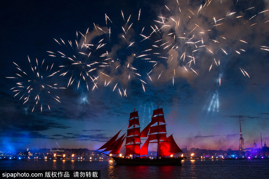 最“紅”的畢業(yè)慶典：直掛云帆濟滄海 俄羅斯舉行“紅帆節(jié)”慶祝學生畢業(yè)