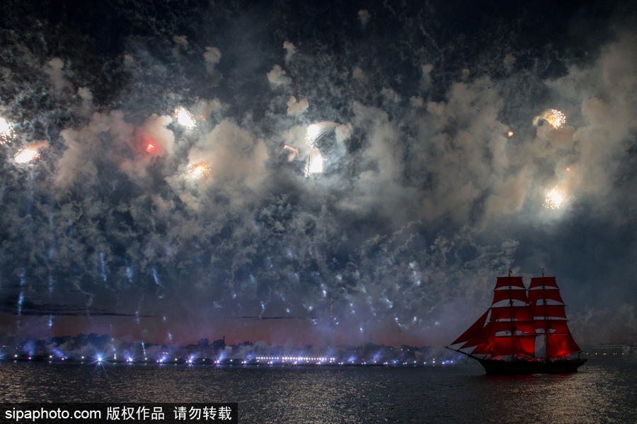 最“紅”的畢業(yè)慶典：直掛云帆濟(jì)滄海 俄羅斯舉行“紅帆節(jié)”慶祝學(xué)生畢業(yè)