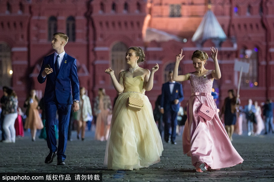 狂歡亦是最好的告別 實(shí)拍俄羅斯莫斯科畢業(yè)舞會(huì)盛況