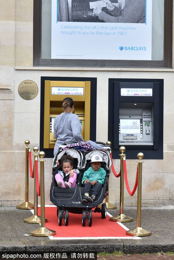 50歲啦! 世界上第一臺(tái)ATM機(jī)原來(lái)是這樣