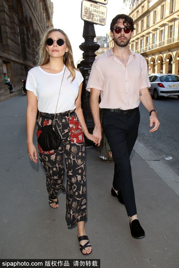 2017巴黎高定時裝周秋冬：伊麗莎白·奧爾森牽手男友甜蜜現身