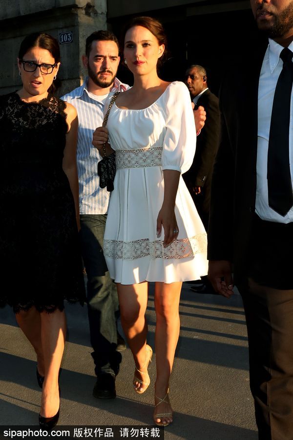 娜塔麗·波特曼產(chǎn)后又美的不像話！穿小白裙顏值高