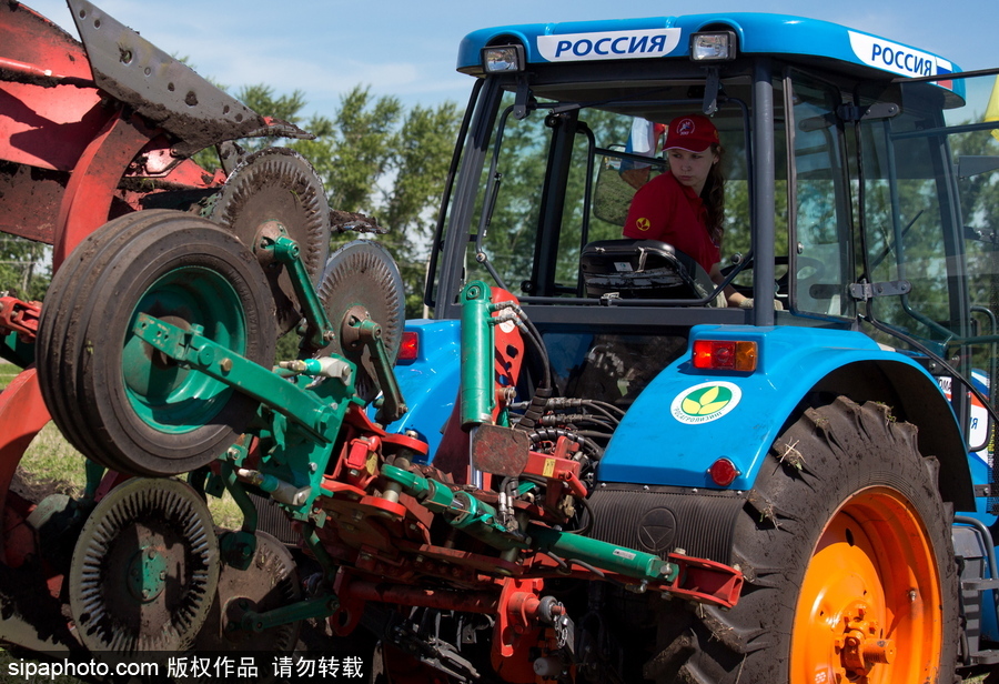 俄羅斯舉行耕地大賽 大馬力巨型拖拉機亮相令人驚嘆