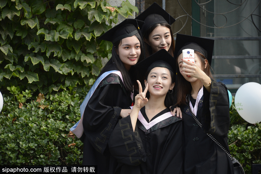 中戲舉行2017屆畢業典禮 畢業生擺poss畫面超養眼