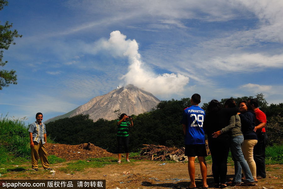 心態(tài)好！錫納朋火山熔巖量持續(xù)增加 居民淡然生活