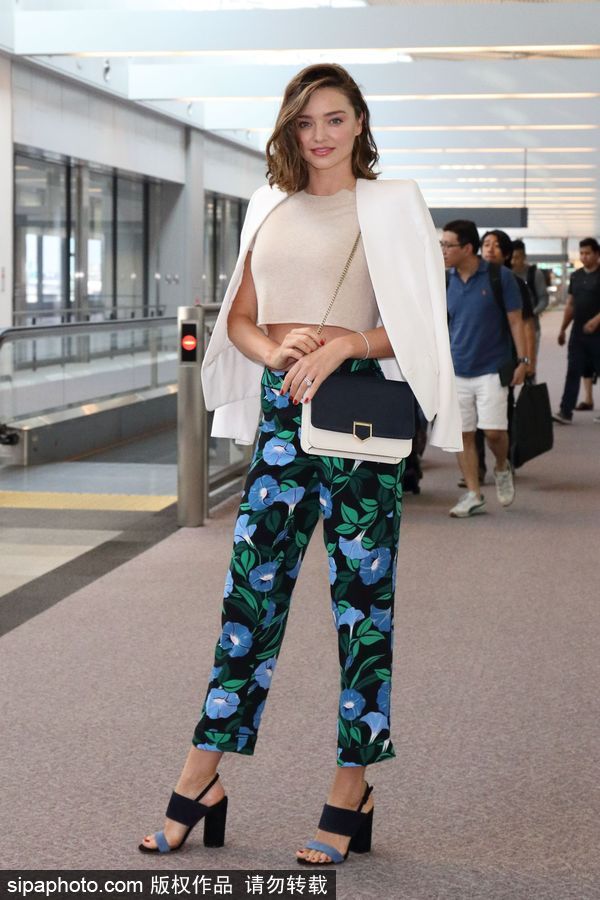 米蘭達·可兒手舉“味增湯”T恤 笑容甜美優雅迷人