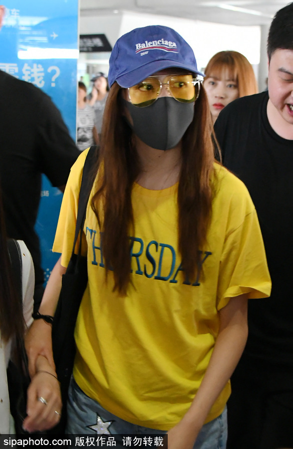 關(guān)曉彤黃T短褲踩拖鞋現(xiàn)身上海機場 獲眾人護駕見鏡頭比V賣萌