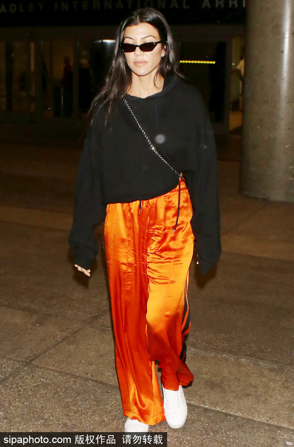 金家大姐考特妮·卡戴珊現身 橘色闊腿褲+黑色衛衣寬松有型