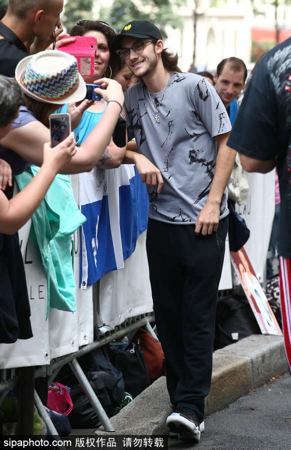 2017巴黎高定時(shí)裝周秋冬：席琳·迪翁帥氣大兒子出街人氣高漲 簽名全家福照片畫(huà)面感人