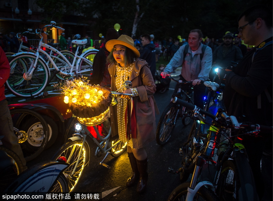 似螢火蟲“星火點點” 莫斯科夜間騎行活動點亮城市夜色