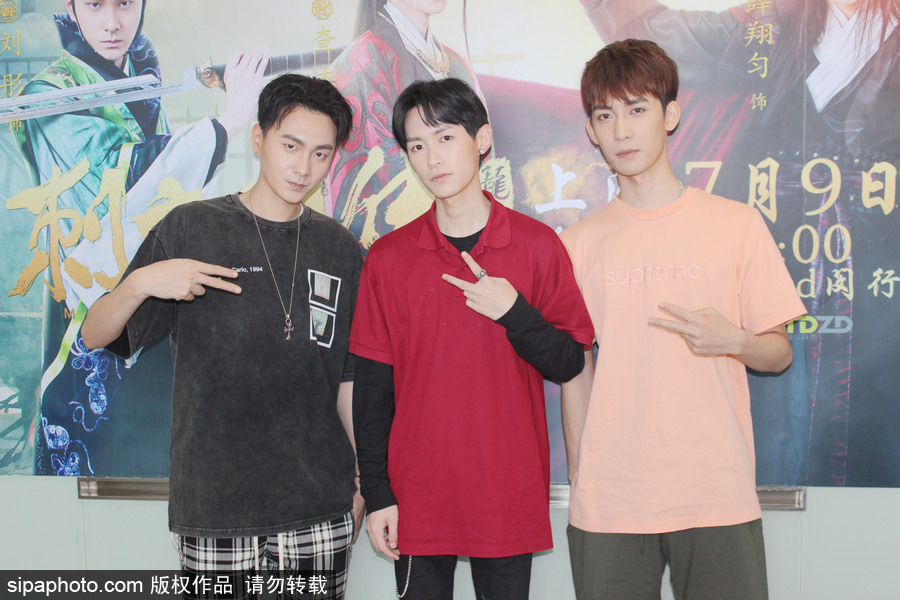 《刺客列傳》寫真書上海簽售 查杰、薛翔勻、劉彤現(xiàn)身與粉絲親密互動